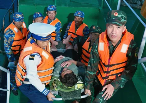 Tàu 571 đưa ngư dân bị nạn từ đảo Song Tử Tây về đất liền an toàn