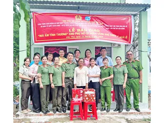 Bàn giao “Mái ấm tình thương” tại xã An Ninh