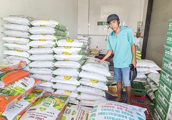 Giá phân bón tăng cao, sức mua yếu