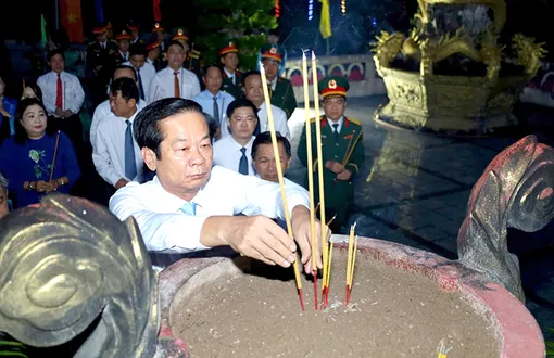 Viếng Nghĩa trang Liệt sĩ và Tượng đài Bác nhân kỷ niệm 80 năm Ngày truyền thống Công an nhân dân