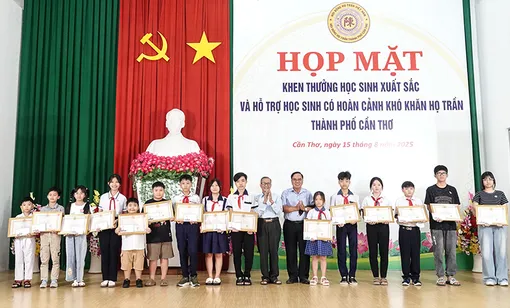 Hội đồng Họ Trần TP Cần Thơ khen thưởng học sinh xuất sắc và hỗ trợ học sinh có hoàn cảnh khó khăn
