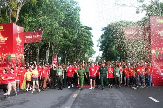 Hơn 6.000 người tham gia đi bộ “Cùng Việt Nam tiến bước”