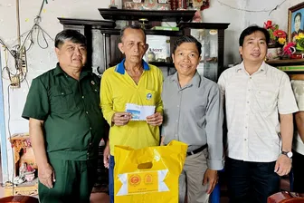 Thăm, tặng quà nạn nhân chất độc da cam xã Kế Sách