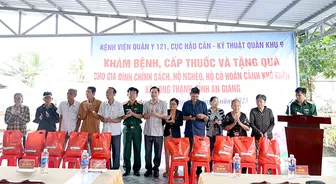 Bệnh viện Quân y 121: Khám bệnh, tặng quà 300 gia đình chính sách, hộ nghèo ở tỉnh An Giang