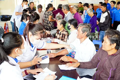 Góp sức chăm sóc sức khỏe nhân dân