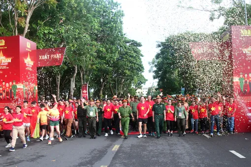 Hơn 6.000 người tham gia đi bộ “Cùng Việt Nam tiến bước”