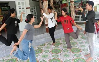 Chàng trai trẻ đam mê nghệ thuật truyền thống