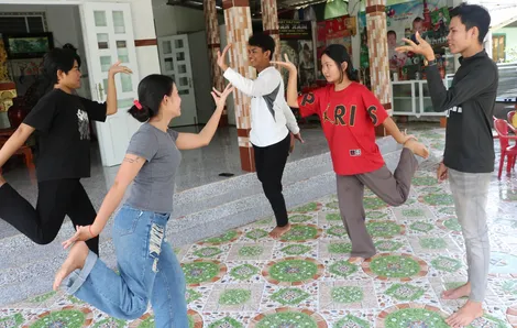 Chàng trai trẻ đam mê nghệ thuật truyền thống