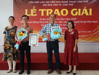 Nam sinh thích thiện nguyện, mê văn chương