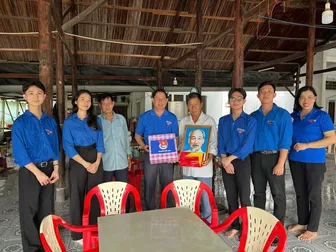 Xã đoàn Hỏa Lựu tổ chức thăm hỏi, tặng quà gia đình chính sách
