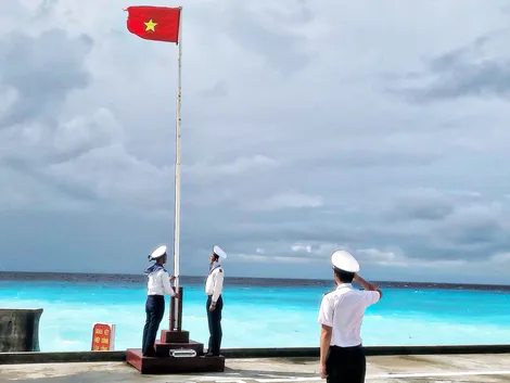 Thiêng liêng Lễ chào cờ mừng Cách mạng tháng Tám ở Trường Sa và Nhà giàn DK1