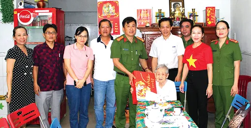 Thăm, tặng quà tri ân Mẹ Việt Nam Anh hùng