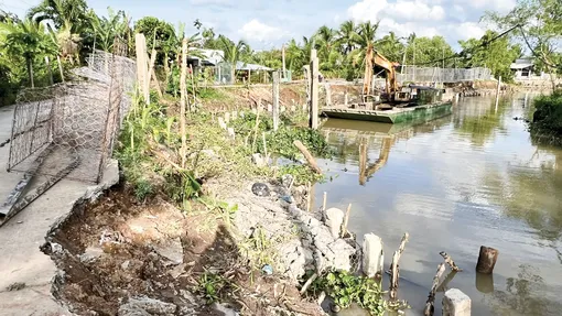 Triển khai gia cố đoạn đường sụp lún, răn nứt ở rạch Mật Cật