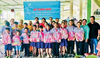 Tiếp sức học sinh hoàn cảnh khó khăn đến trường