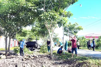 Xã Thạnh Thới An ra quân vệ sinh môi trường