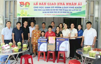 Trao tặng Nhà nhân ái và 100 suất học bổng cho học sinh nghèo xã An Thạnh
