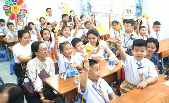 Học sinh lớp 1 háo hức ngày tựu trường
