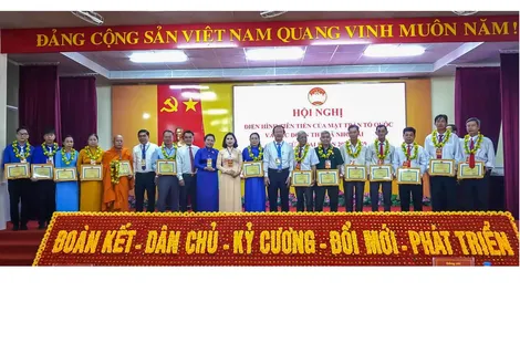 Xã Nhơn Ái tuyên dương các điển hình tiêu biểu của Mặt trận và các tổ chức chính trị - xã hội