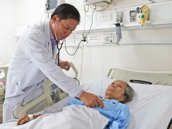 Cấp cứu thành công cụ bà nguy kịch do tự ý dùng thuốc hạ huyết áp