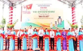 តាំង​ពិ​ព័រណ៍​រូប​ថត​ "៨០​ឆ្នាំ - កឹង​ធើ​មោទន​ភាព​អភិវឌ្ឍ​ឆ្ពោះ​ទៅ​មុខ"