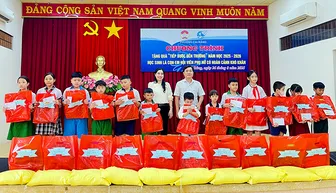Phường Cái Răng trao quà tặng học sinh hoàn cảnh khó khăn