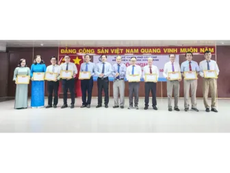 Bệnh viện Đa khoa Sóc Trăng khen thưởng 10 tập thể, 45 cá nhân điển hình tiên tiến giai đoạn 2020-2025