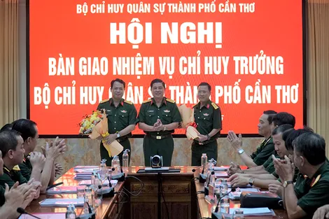 Bàn giao nhiệm vụ Chỉ huy trưởng Bộ Chỉ huy Quân sự TP Cần Thơ
