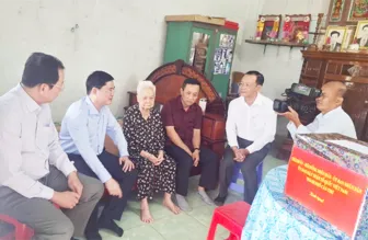 Lãnh đạo thành phố thăm Mẹ Việt Nam Anh hùng, Anh hùng Lực lượng vũ trang nhân dân tại xã Đông Phước