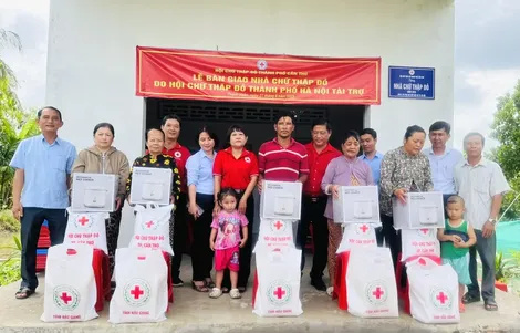 Bàn giao nhà Chữ thập đỏ