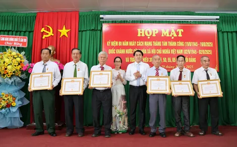 Phường Thới An Đông họp mặt kỷ niệm 80 năm Cách mạng Tháng Tám thành công và Quốc khánh 2-9