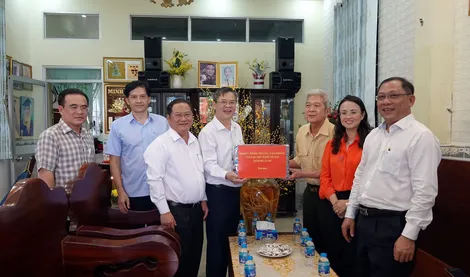 Lãnh đạo thành phố thăm, tặng quà người có công với cách mạng