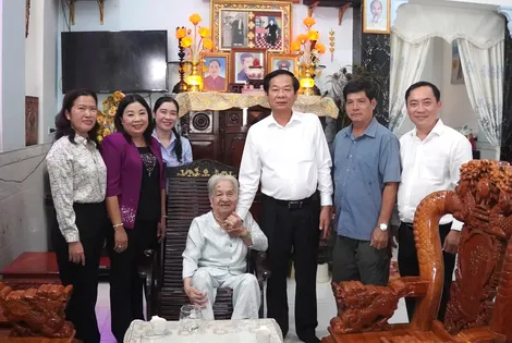 Lãnh đạo thành phố thăm, tặng quà người có công với cách mạng