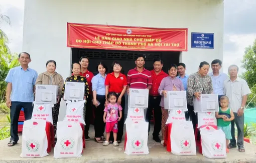 Bàn giao nhà Chữ thập đỏ