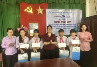 Trao học bổng, quà
