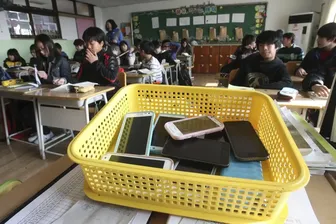 Hàng loạt quốc gia cấm học sinh sử dụng điện thoại trong trường học