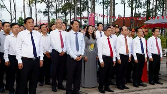 Lãnh đạo TP Cần Thơ viếng nghĩa trang liệt sĩ và Đền thờ Bác Hồ