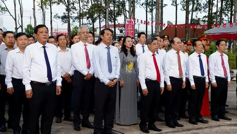 Lãnh đạo TP Cần Thơ viếng nghĩa trang liệt sĩ và Đền thờ Bác Hồ