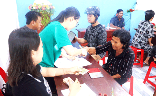 ប្រ​ជា​ជន​រីក​រាយ​ទទួល​អំ​ណោយ​បុណ្យ​ឯក​រាជ្យ