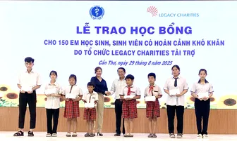 Trao học bổng tặng học sinh, sinh viên hoàn cảnh khó khăn