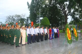 Lãnh đạo TP Cần Thơ viếng Nghĩa trang Liệt sĩ và Tượng đài Chủ tịch Hồ Chí Minh