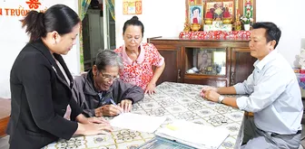 Người dân Mỹ Tú được phục vụ thực hiện thủ tục hành chính tại nhà