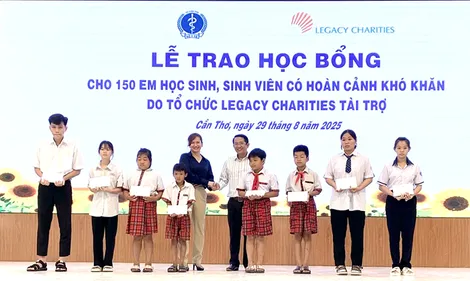 Trao học bổng tặng học sinh, sinh viên hoàn cảnh khó khăn
