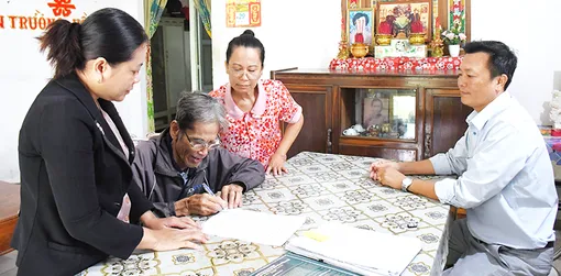 Người dân Mỹ Tú được phục vụ thực hiện thủ tục hành chính tại nhà Người dân Mỹ Tú được phục vụ thực hiện thủ tục hành chính tại nhà
