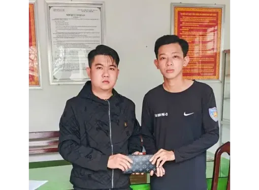 Chiến sĩ cảnh sát cơ động trao trả 40 triệu đồng cho người đánh rơi