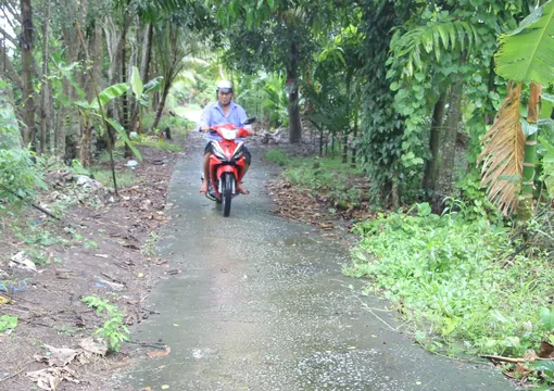 Cẩn trọng khi lưu thông trên lộ nông thôn mùa mưa