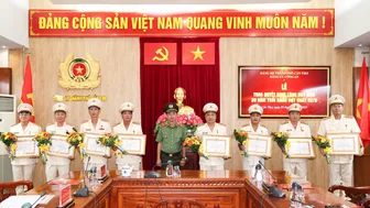 Trao Huy hiệu 30 năm tuổi Đảng và công bố quyết định nghỉ hưu đối với cán bộ trong Công an TP Cần Thơ