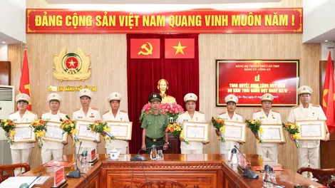Trao Huy hiệu 30 năm tuổi Đảng và công bố quyết định nghỉ hưu đối với cán bộ trong Công an TP Cần Thơ