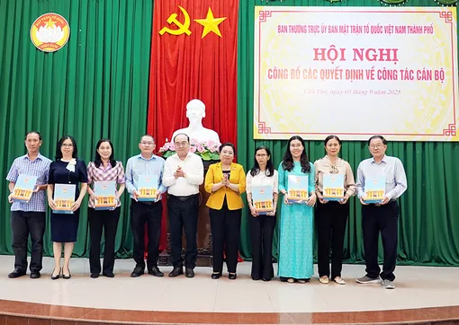 Mặt trận TP Cần Thơ trao quyết định nghỉ hưu trước tuổi và thôi việc cho cán bộ, công chức và người lao động
