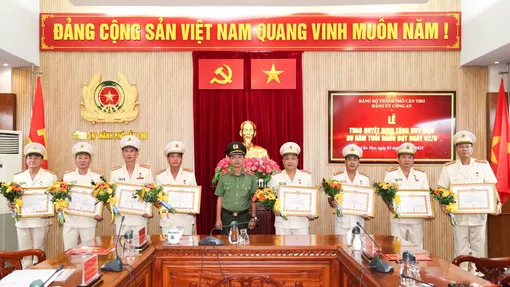 Trao Huy hiệu 30 năm tuổi Đảng và công bố quyết định nghỉ hưu đối với cán bộ trong Công an TP Cần Thơ