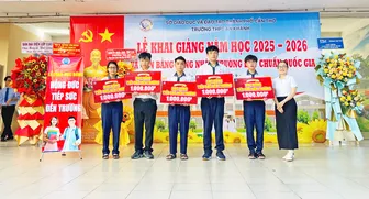 Công ty TNHH Hồng Đức trao 165 suất học bổng tiếp sức đến trường